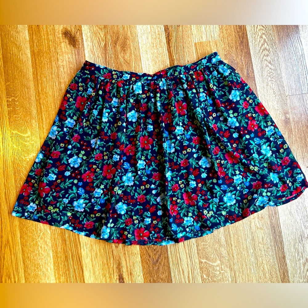 Cute Hollister Chiffon Lined Skirt Medium Navy Blue Red Floral